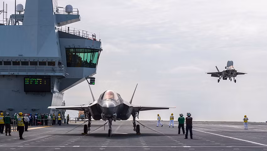 Mỗi tàu sân bay lớp Queen Elizabeth có thể chứa được tối đa từ 24 tới 36 chiến đấu cơ F-35B. Ngoài khả năng phục vụ F-35B, các hàng không mẫu hạm này còn tương thích tốt với mọi loại trực thăng. Nguồn ảnh: BI.
