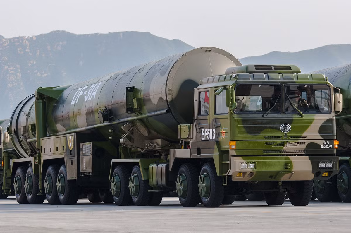 DF-31 bắt đầu được sử dụng trong biên chế Quân đội Trung Quốc từ năm 2007. Loại tên lửa này nặng tổng cộng 42 tấn và dài 13 mét. Điểm chết người của DF-31 đó là khác với DF-5, DF-31 có cơ cấu phóng di động được. Nguồn ảnh: QQ.