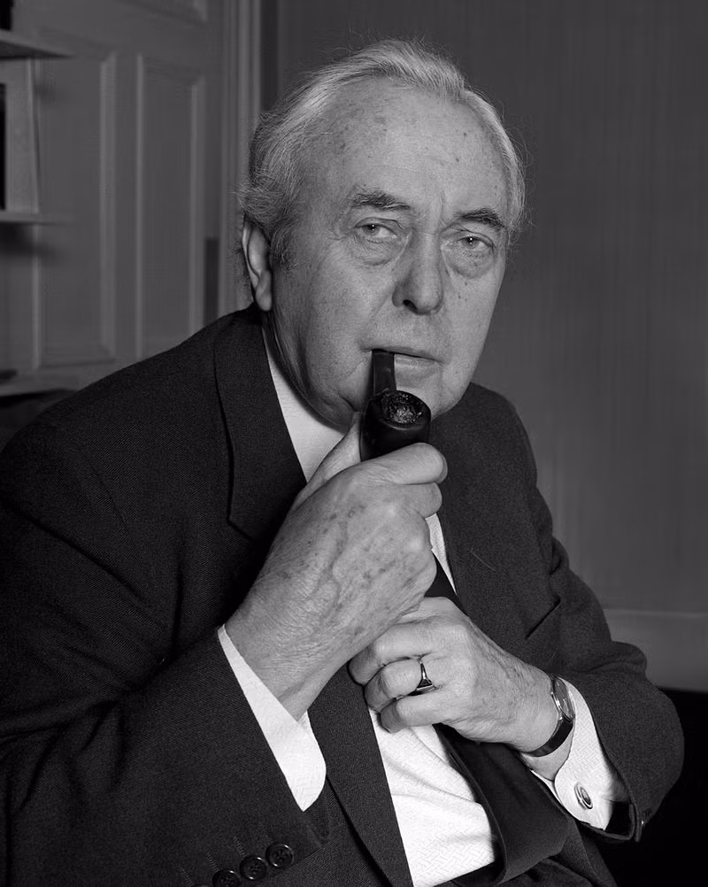 Kế nhiệm Alec Douglas-Home là Harold Wilson - một thành viên của Công đảng Anh. Ông từng được coi là một trong những chính trị gia có sức hấp dẫn lớn nhất trong lịch sử chính trị của "hòn đảo sương mù". Harold Wilson lãnh đạo nước Anh suốt từ năm 1964 cho tới năm 1976.