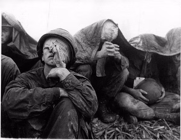 Điểm khác biệt mang tính sống còn nhất của căn cứ Khe Sanh đó là nó có căn cứ hậu cần, tiếp viện ở khoảng cách gần hơn, chỉ cách 45 km so với Khe Sanh. Đây là lợi thế rất lớn so với người Pháp ở Điện Biên Phủ khi mà căn cứ hậu cần của họ đặt ở tận... Hà Nội và Hải Phòng. Nguồn ảnh: Thearchive.