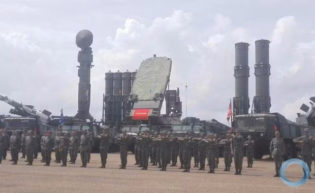 Trong số những loại vũ khí nguy hiểm nhất mà Venezuela nắm trong tay có tổ hợp tên lửa phòng không S-300VM. Hiện tại vẫn không rõ trong tay lực lượng Quân đội Venezuela đang có bao nhiêu tổ hợp tên lửa phòng không này. Nguồn ảnh: Armnews.