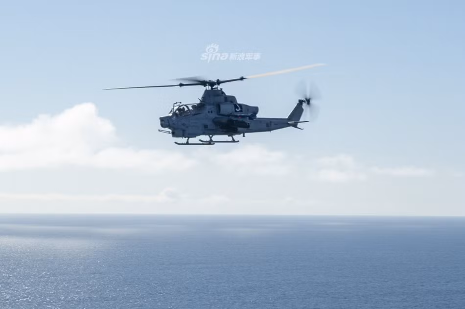 Trong đó có trực thăng tấn công AH-1 Cobra. Đây là loại trực thăng tấn công hiện đại nhất Mỹ sử dụng trong Chiến tranh Việt Nam. Trước khi trực thăng Apache ra đời, trực thăng AH-1 Cobra được coi là loại trực thăng tấn công huyền thoại nhất mà Mỹ từng sản xuất. Nguồn ảnh: Sina.