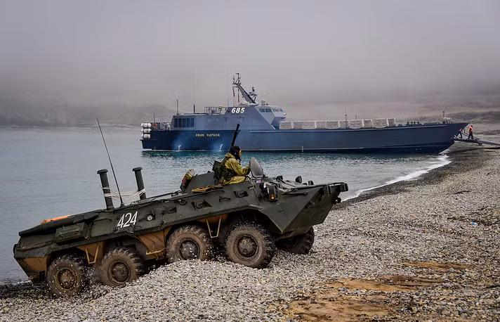 Xe thiết giáp chở quân BTR-80 cùng tàu há mồm Ivan Kartsov. Nguồn ảnh: TASS.