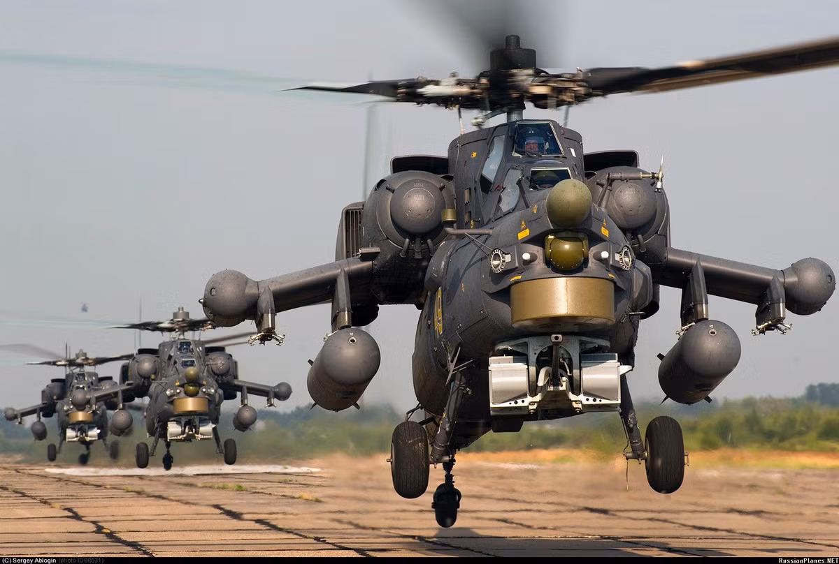 Cái tên thứ hai cần được nói tới Mi-28NE cũng là một loại trực thăng tấn công Nga giành được sự quan tâm rất lớn từ nhiều khách hàng nước ngoài. Đây là loại trực thăng có khả năng hoạt động trong mọi điều kiện thời tiết, hoạt động được cả ngày lẫn đêm, hai ghế ngồi và được tối ưu hoá cho nhiệm vụ chống thiết giáp. Nguồn ảnh: TASS.