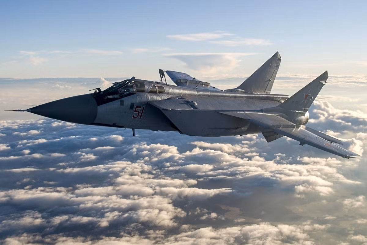 Độ cao thông thường mà tiêm kích MiG-31 thường đạt được trong các nhiệm vụ đánh chặn của mình nằm trong khoảng từ 19.000 tới 20.000 mét. Đây là độ cao tiệm cận độ cao vũ trụ (độ cao vũ trụ là trên 21.500 mét). Nguồn ảnh: Mil.