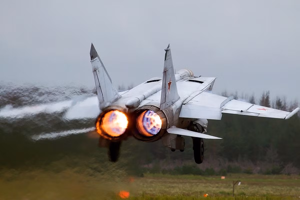 Được thiết kế từ năm 1975, tiêm kích đánh chặn MiG-31 tới nay vẫn là một trong những loại tiêm kích đánh chặn chủ lực của Không quân Nga và tới nay vẫn chưa có loại tiêm kích nào đủ sức thay thế vị trí quan trọng của tiêm kích đánh chặn này. Nguồn ảnh: Mil.