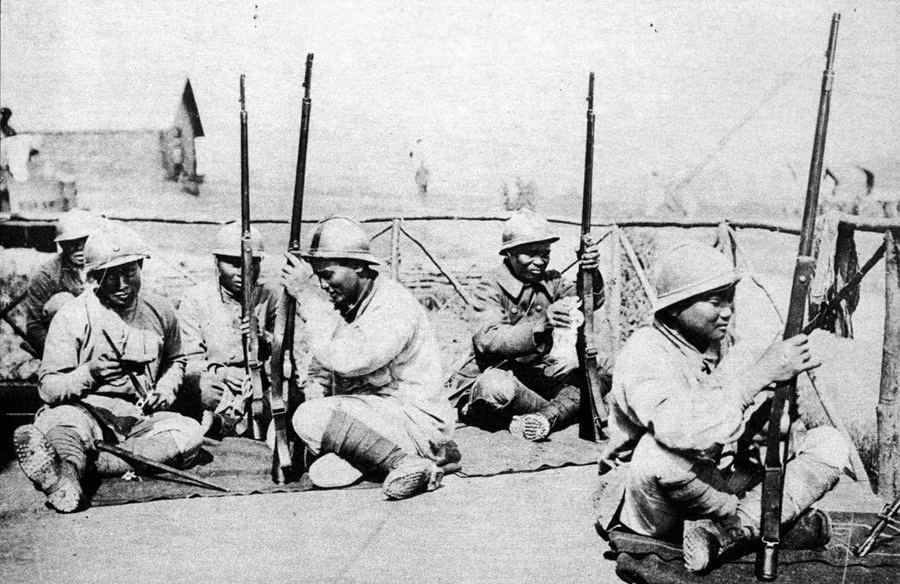 Việt Nam cũng không nằm ngoài vòng xoáy đó. Rất nhiều thanh niên đến tuổi trưởng thành có ngoại hình cao to và sức khoẻ tốt đã bị chính quyền Pháp cùng chính quyền bù nhìn thuộc địa ở Việt Nam cưỡng ép đi lính để rồi bị đầy ải sang châu Âu, tham chiến ở một nơi xa lạ với những kẻ thù mà họ không hề biết mặt. Nguồn ảnh: TL.