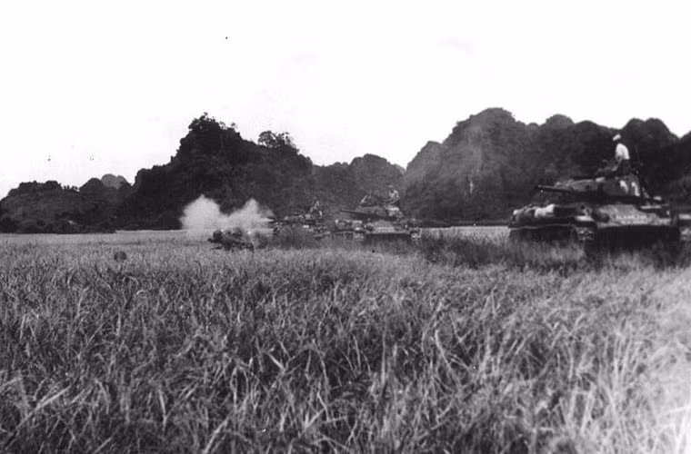 Điều đáng nói đó là khi tham chiến ở Điện Biên Phủ, xe tăng hạng nhẹ M24 Chaffee đã bị Mỹ... loại biên. Những xe tăng bị Mỹ thải hồi này đã được Mỹ chuyển cho Pháp để tham chiến trên chiến trường Điện Biên - một cách "thanh lý" hàng hết date cực kỳ thông minh của Mỹ khi toàn bộ những chiếc M24 Chaffee này đều được Mỹ tính vào... chiến phí chi trả cho người Pháp. Nguồn ảnh: TL.