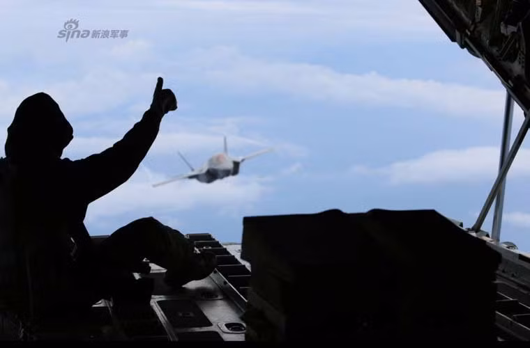 Cuộc thử nghiệm tiếp nhiên liệu được theo dõi từ một chiếc C-130 khác.
