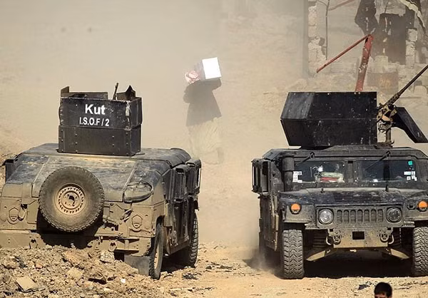 ...và đi về phía khu vực nằm trong tay quân chính phủ Iraq. Ảnh FNA