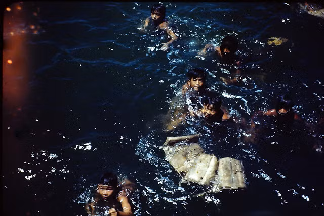 Các bé trai lặn biển ở Waikiki năm 1945. Ảnh VT