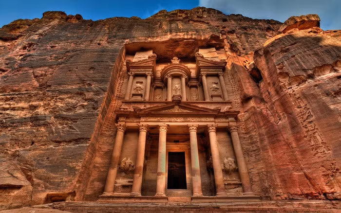  Thành phố cổ Petra ở Jordan là một điểm du lịch nổi tiếng thế giới. Được xây dựng vào khoảng năm 400 trước Công nguyên, Petra từng là thành phố cổ sầm uất trong nhiều thế kỷ.