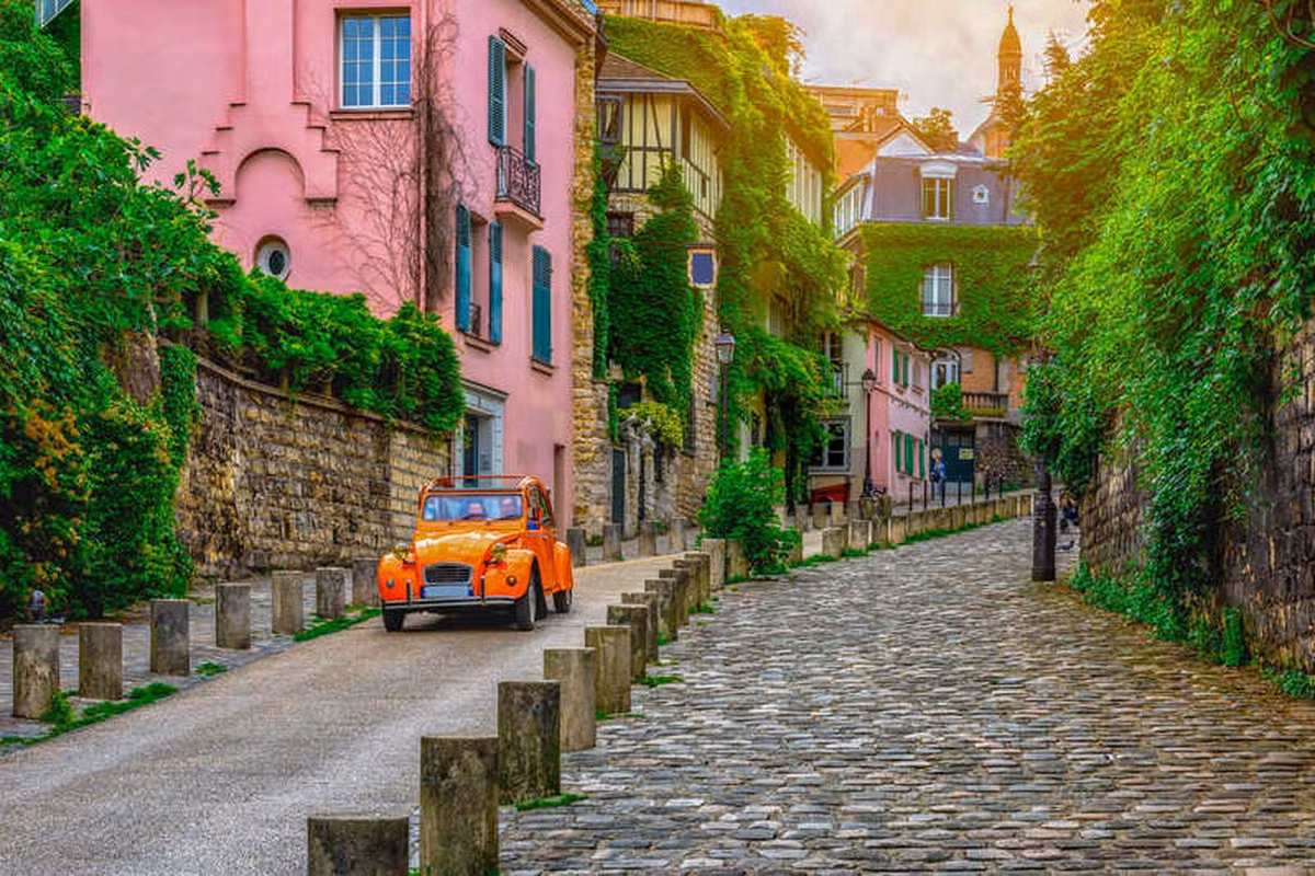 Khu phố Montmartre ở thành phố Paris, Pháp: Montmartre là một trong những khu phố quyến rũ nhất của Paris. Nơi này gây ấn tượng bởi những tòa nhà đầy màu sắc và bức tường phủ đầy cây thường xuân đẹp đến nao lòng.