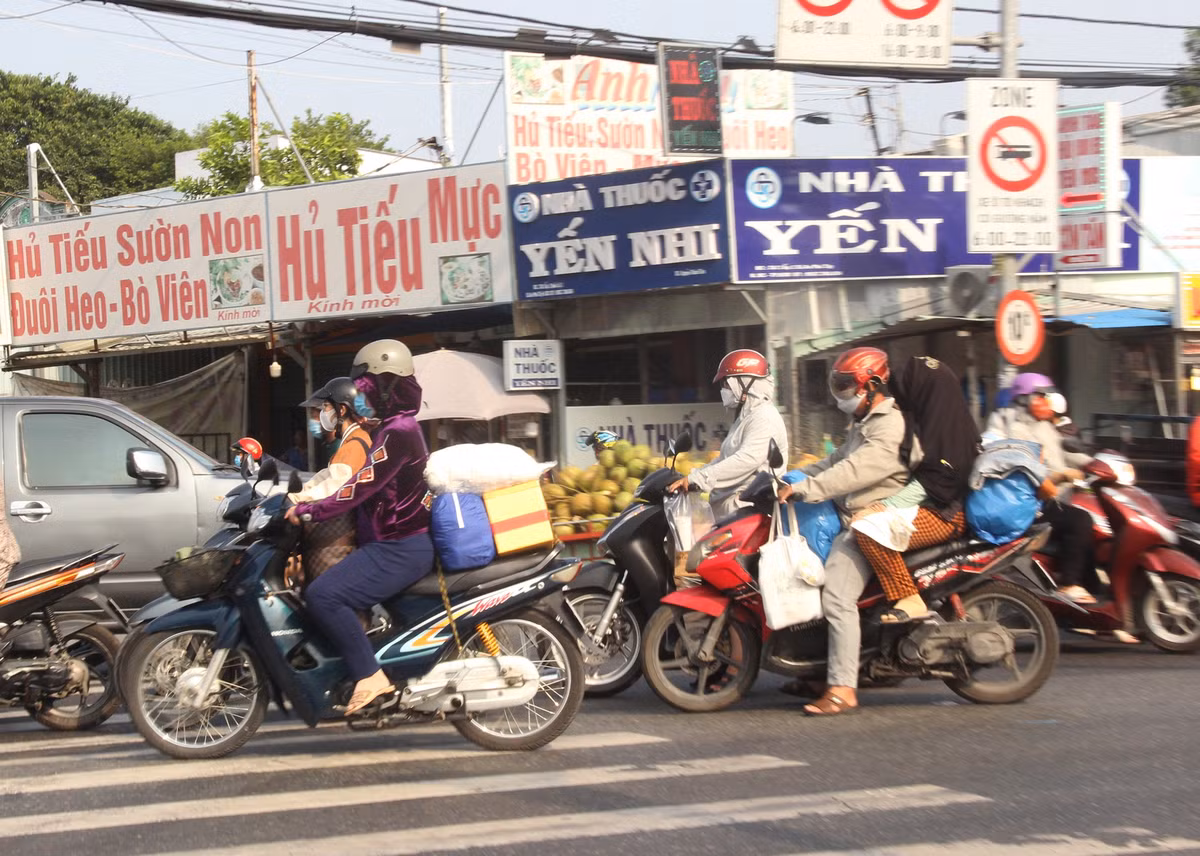 Người dân lỉnh kỉnh đồ đạc về quê nghỉ lễ.