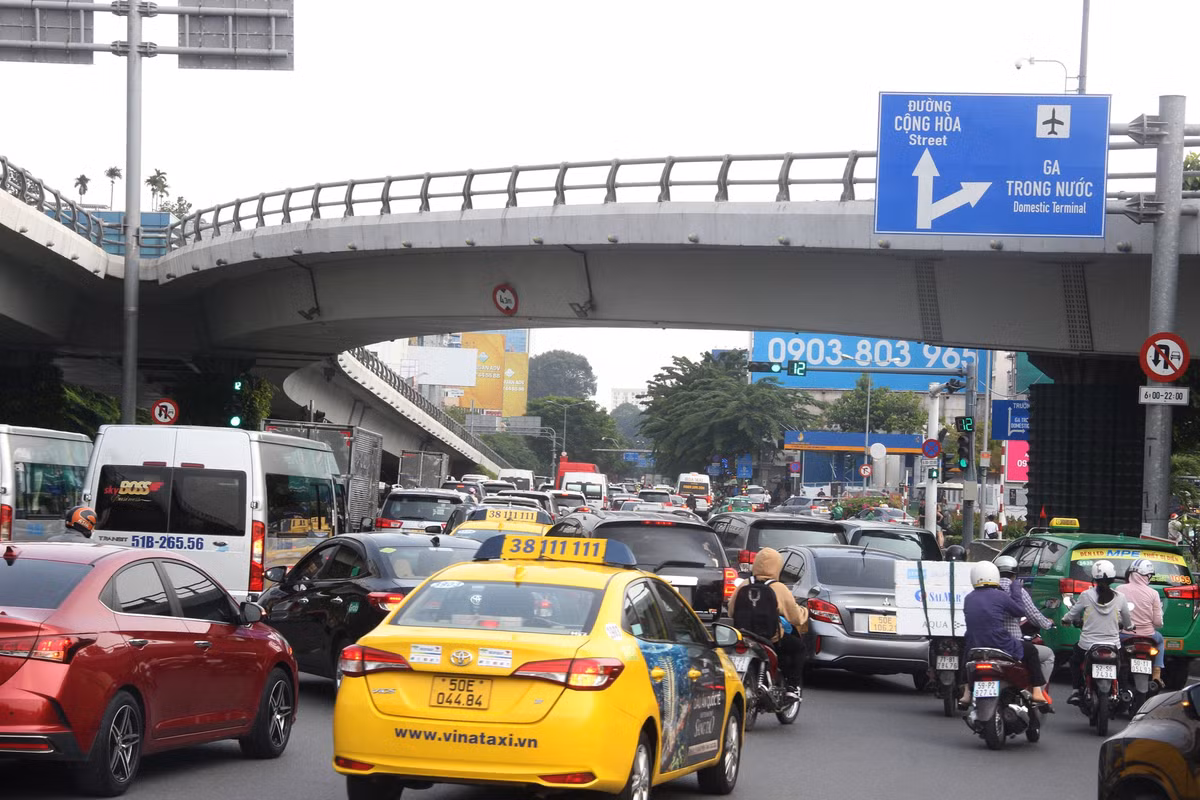 Khu vực sân bay Tân Sơn Nhất kẹt xe kéo dài.