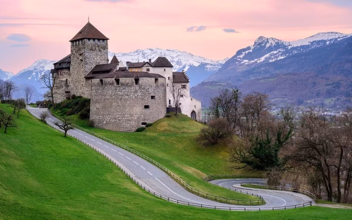 Tuy nhiên, khách du lịch Liechtenstein vẫn ưu ái mua những mặt hàng cổ truyền như là khăn choàng may tay, áo thêu, rượu nho, đồ gốm nghệ thuật... về để làm quà lưu niệm hơn.