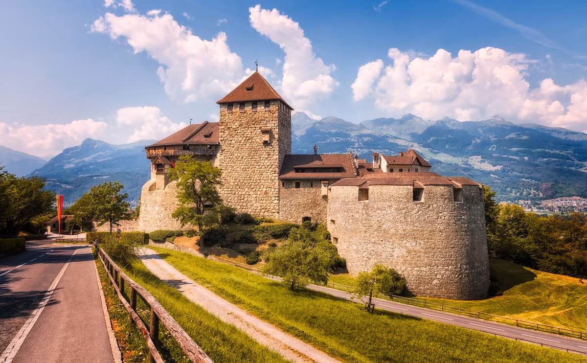 Liechtenstein dù bé nhỏ nhưng lại có tổng sản phẩm quốc nội GDP trên đầu người cao nhất thế giới, được điều chỉnh bởi sức mua tương đương và có nợ nước ngoài thấp nhất thế giới. Ngoài ra, nơi đây cũng có tỉ lệ thất nghiệp thấp thứ nhì thế giới là 1.5%.