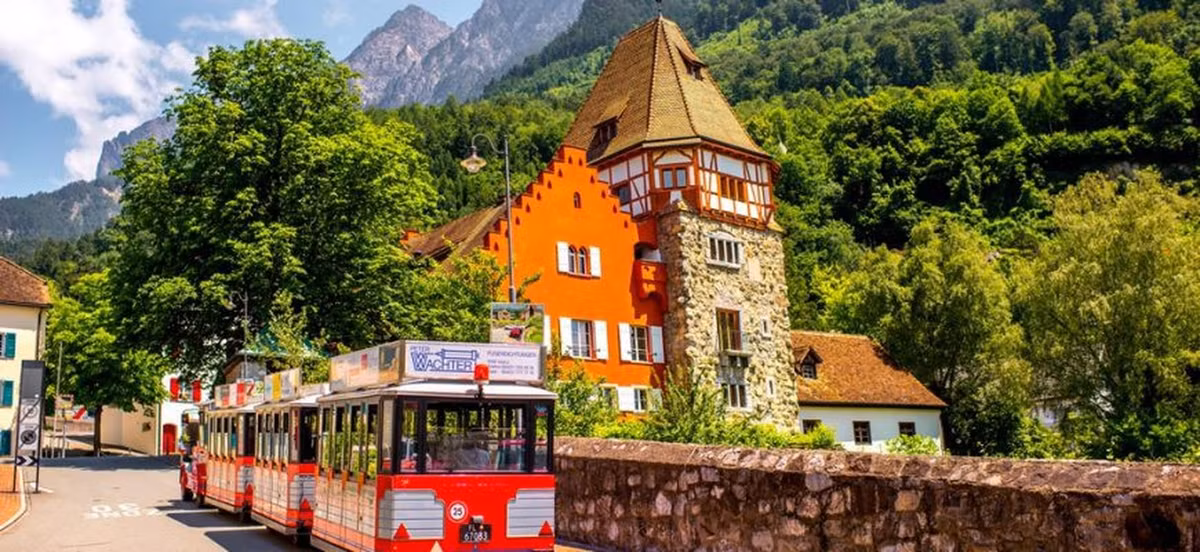 Liechtenstein có nền kinh tế phụ thuộc vào du lịch và ngân hàng. Vị trí lý tưởng trên dãy Alps đem lại lợi thế lớn cho các hoạt động du lịch mùa đông tại đây.