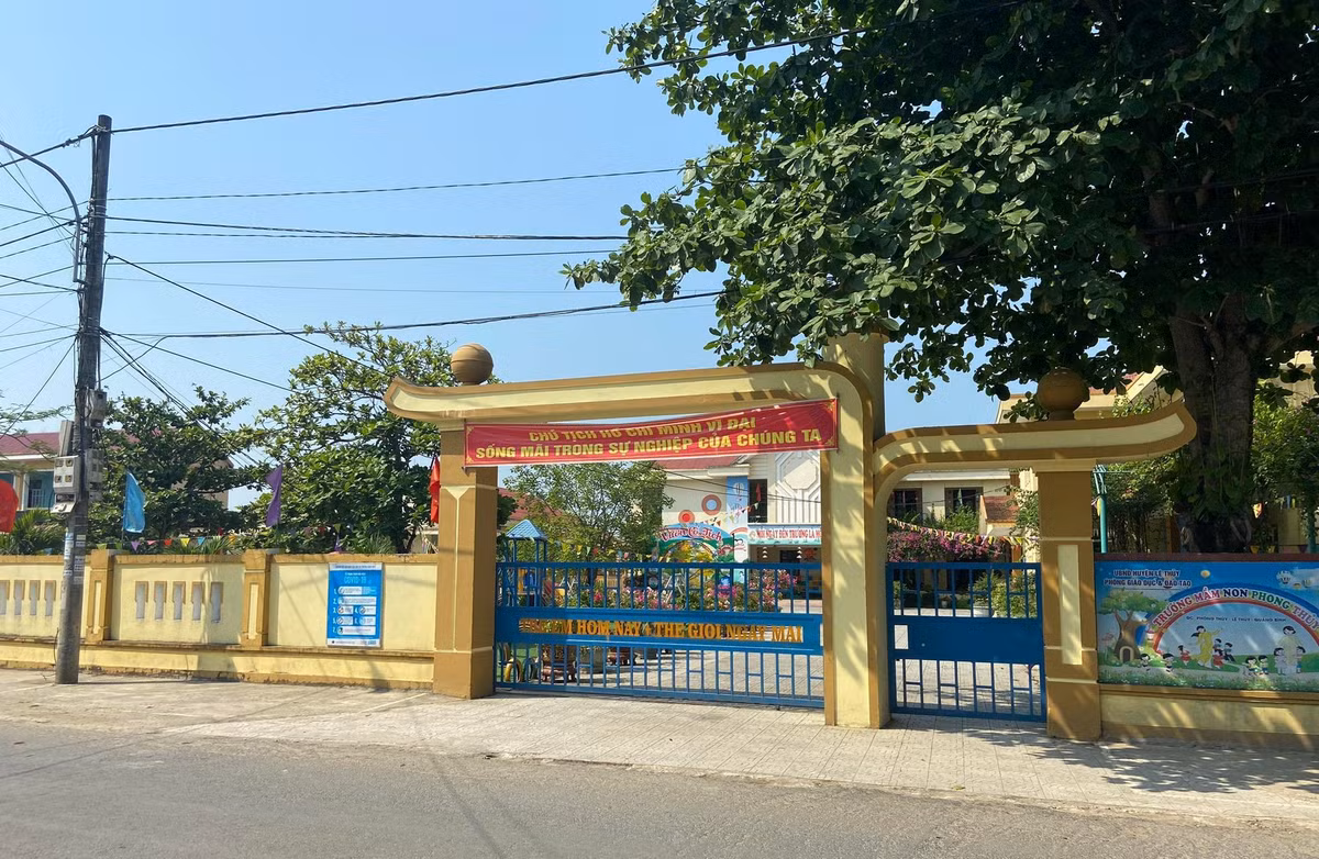 Kinh hãi đỉa ngoe nguẩy trong bình nước ở trường mầm non - Hình 2 Kinh hai dia ngoe nguay trong binh nuoc o truong mam non-Hinh-2