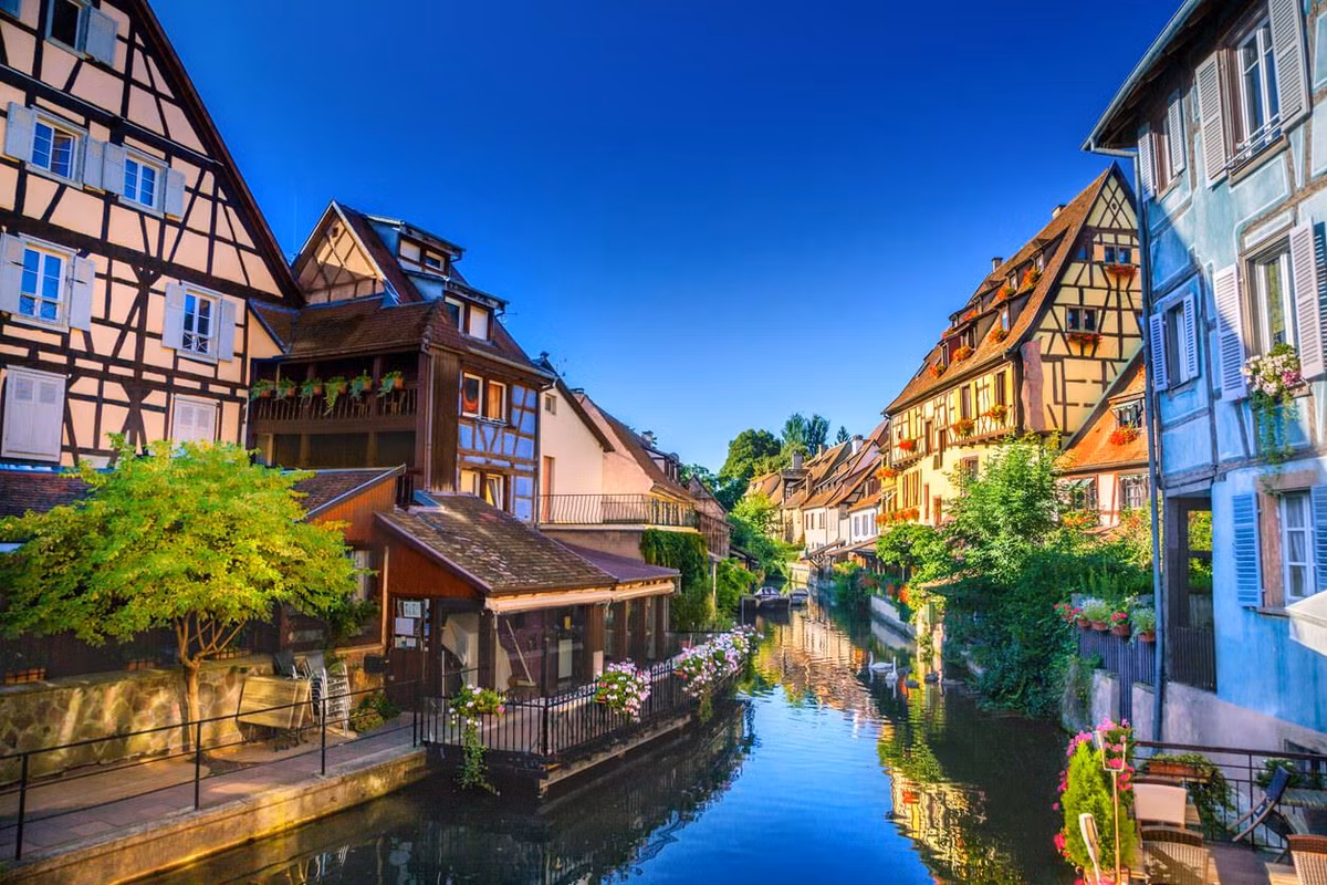 Chỉ cách Paris một vài km, du khách có thể đến và khám phá rất nhiều ngôi làng cổ đẹp như tranh vẽ với lối kiến trúc Pháp đặc trưng.