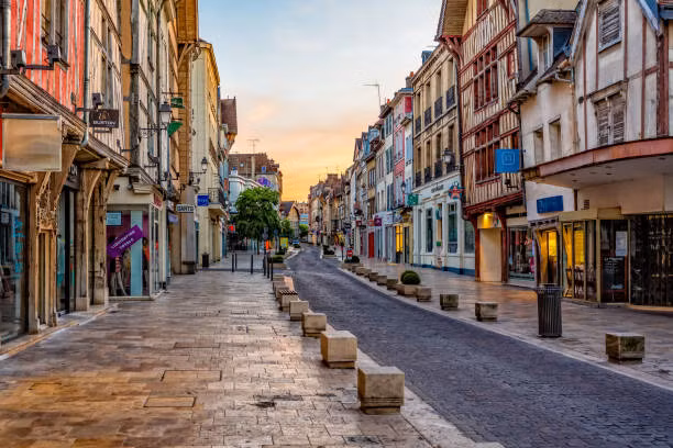 Làng Troyes: Điều đặc biệt của ngôi làng này là nó vẫn còn lưu giữ những di sản từ thời Trung Cổ, những ngôi nhà đặc trưng nửa gạch nửa gỗ, những con phố bé xinh và những quán ăn ngoài trời ngập tràn gió và ánh nắng.