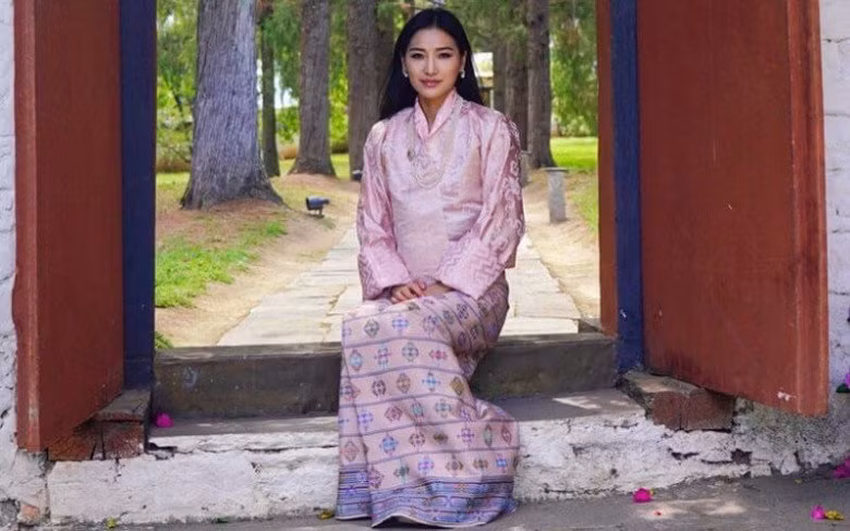 Hoàng hậu Jetsun được ca ngợi là một biểu tượng thời trang ở Bhutan. Với vẻ ngoài xinh đẹp, đài các, cô thường mặc những bộ trang phục truyền thống rực rỡ nhưng pha chút hiện đại. Ảnh: FB, IT.