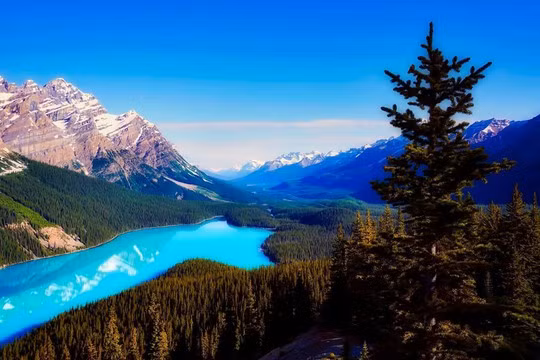 Vẻ đẹp huyền ảo của hồ nước đẹp nhất thế giới ở Canada - Hình 7 Ve dep huyen ao cua ho nuoc dep nhat the gioi o Canada-Hinh-7