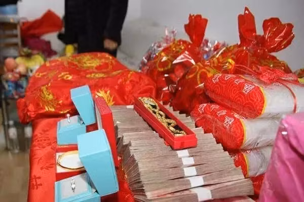 Nguoi dan ong Trung Quoc sat hai vo sap cuoi vi chuyen sinh le