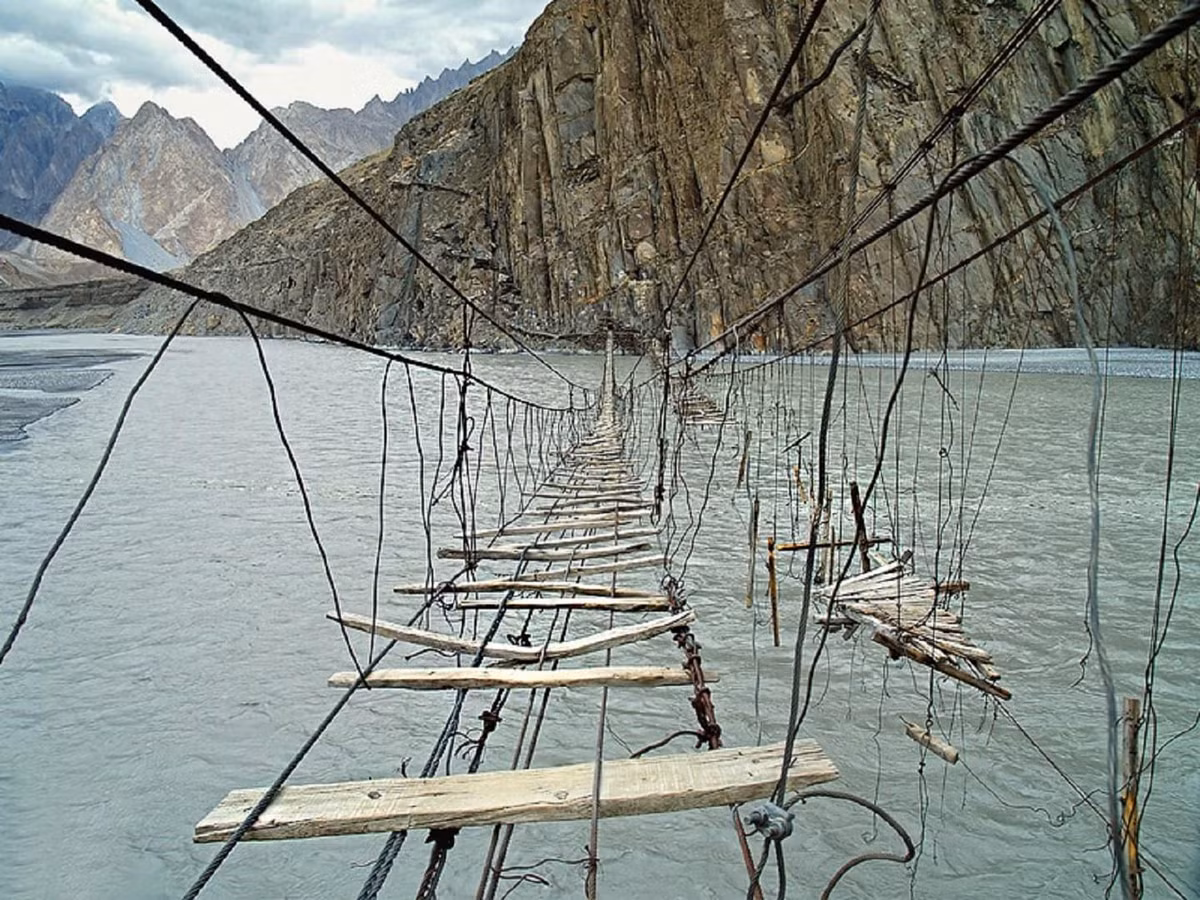 Cầu treo Hussaini (Pakistan): Đây được coi là cây cầu đáng sợ nhất thế giới. Cây cầu dây này bắc qua Hồ Borit ở Thượng Hunza. Cây cầu được bảo trì kém và rung chuyển dữ dội khi người ta đi qua nó. Nếu bước sai, bạn sẽ rơi ngay xuống sông Hunza bên dưới.