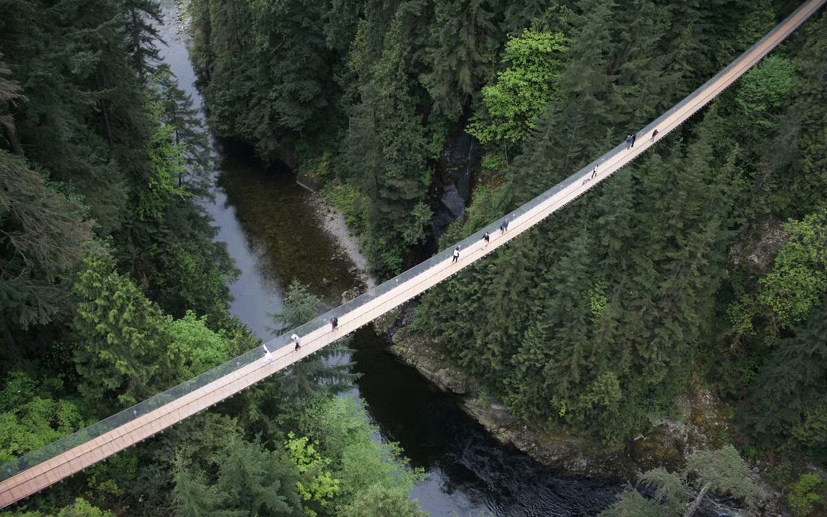Cầu treo Capilano (Canada): Nằm ngay gần Vancouver, Cầu treo Capilano có thiết kế vô cùng ngoạn mục. Cây cầu được trang bị một cấu trúc an toàn và có thể chịu được sức nặng của 96 con voi. Nhưng bất chấp sự bảo đảm về mặt an toàn, việc đi qua cây cầu đáng sợ này vẫn cần một trái tim dũng cảm.