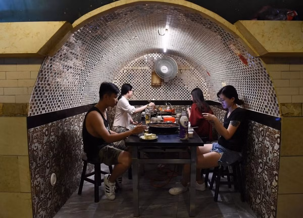 Bên cạnh Vũ Hán và Hàng Châu, các hầm trú bom cũng được sử dụng làm nơi tránh nóng ở thành phố Tây An (tỉnh Thiểm Tây), thành phố Nam Kinh (tỉnh Giang Tô)... Ảnh: NURPHOTO/CONTRIBUTOR.