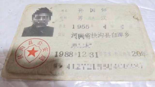 Nguoi dan ong gia danh hieu truong suot 30 nam khong ai hay biet