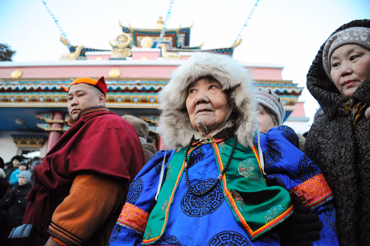Người dân tộc Buryat: Người Buryat sống gần hồ Baikal ở Đông Siberia. Ngôn ngữ của họ thuộc nhóm ngôn ngữ Mông Cổ và phần lớn họ thực hành Phật giáo. Các món ăn Buryat rất phổ biến ở Siberia, đặc biệt là bánh bao Buuz và trà truyền thống với muối và bơ.