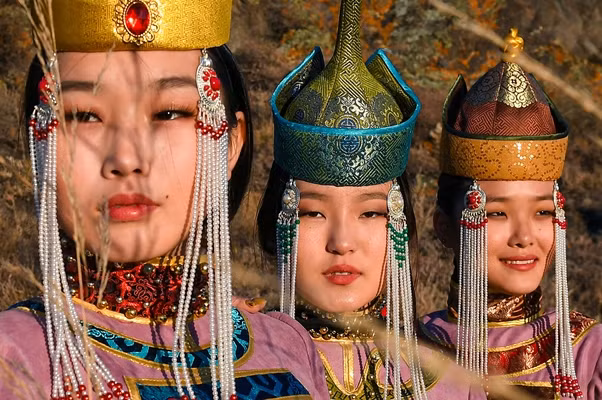 Theo các tính toán khác nhau, Siberia nắm giữ từ một nửa đến hai phần ba lãnh thổ của Nga. Mặc dù thực tế người Nga chiếm đa số dân cư ở vùng Siberia lạnh giá nhưng hàng chục nhóm dân tộc nhỏ khác nhau cũng sống ở đó.