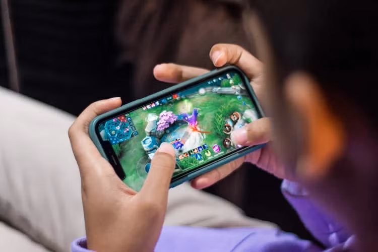 Nua dem con trai van choi game, bo bat choi tiep 17 tieng