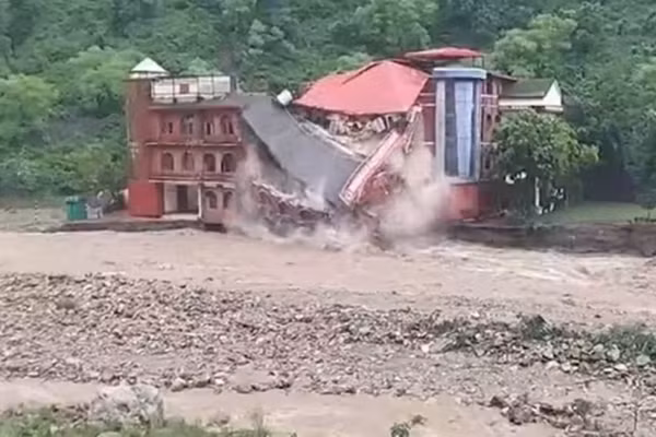 Khoanh khac truong dai hoc o An Do do sap vi mua lon