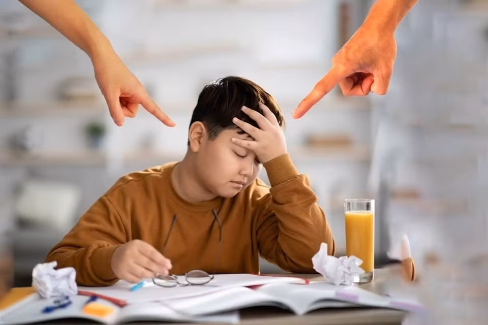 Dat diem cao nhung van bi bo me mang, cau be bo nha di
