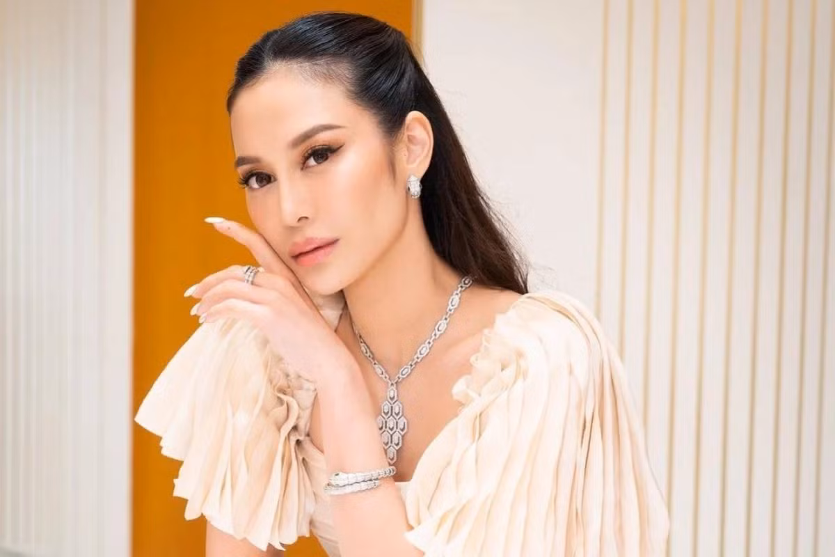 Elly Lam (tên thật: Elenor Lam) sinh năm 1984, là con gái của tỷ phú Hong Kong Peter Lam và cựu diễn viên Đài Loan Lynn Hsieh.