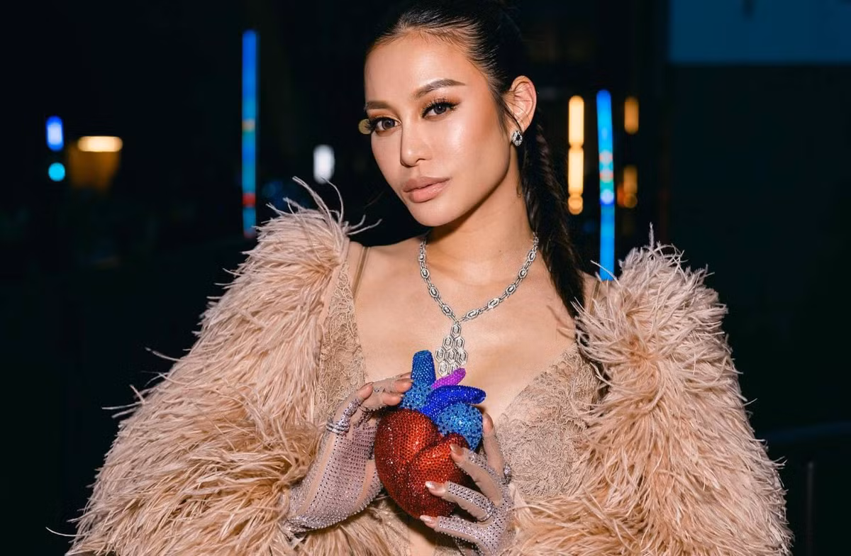 Trên trang instagram cá nhân, Elly có hơn 150.000 người theo dõi cuộc sống xa xỉ với những bữa tiệc hạng VIP và những kỳ nghỉ không có hồi kết tại các resort 5 sao.