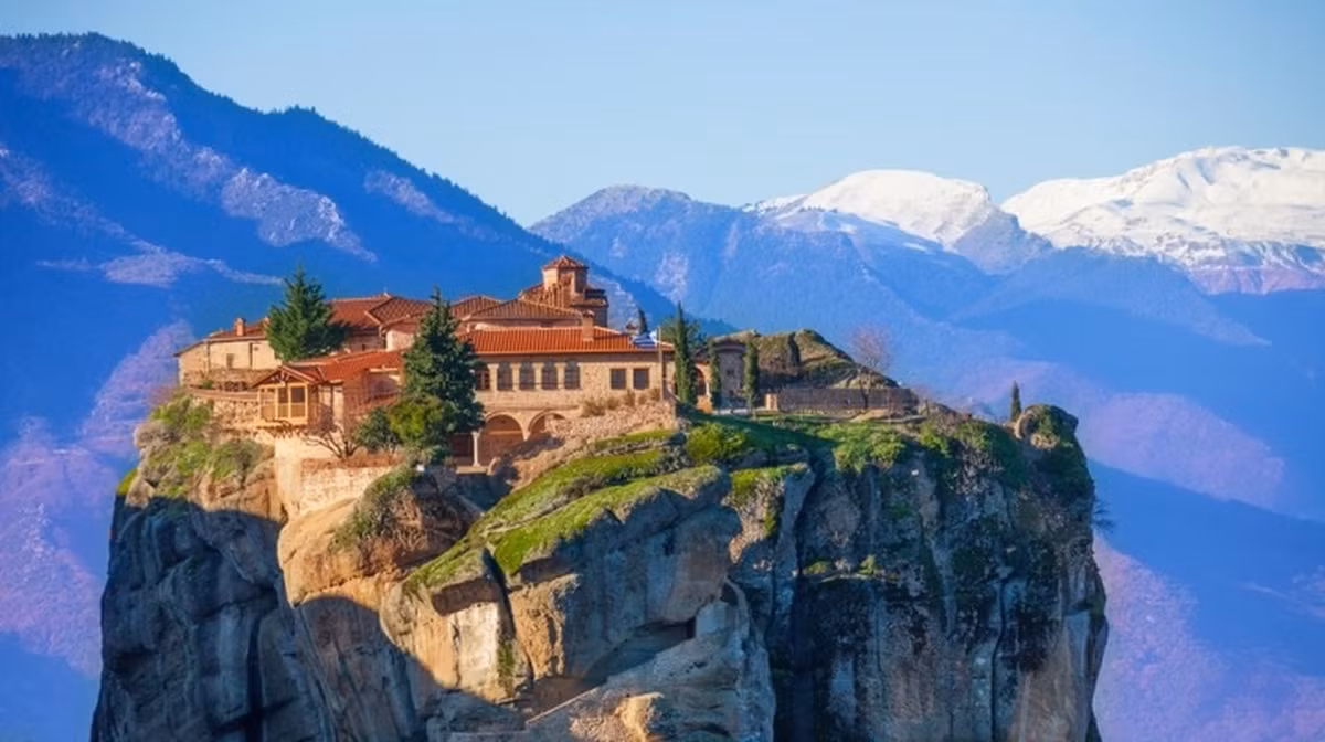 Quần thể tu viện Meteora nằm chênh vênh trên vách đá sa thạch tự nhiên sừng sững, nổi bật giữa vùng đồng bằng Thessaly sầm uất, thuộc thị trấn Kalambaka, miền Trung Hy Lạp.