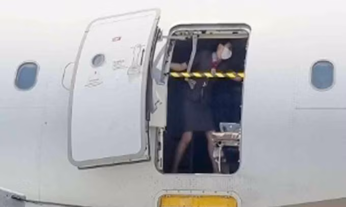 Anh nu tiep vien hang khong che chan cua may bay gay tranh cai