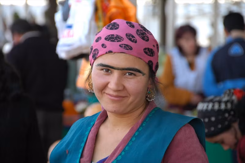 Ở Tajikistan, lông mày “dài bất tận” được coi là biểu tượng cho sự thuần khiết ở phụ nữ.