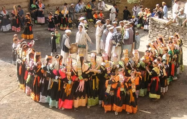 Lễ hội Joshi vào tháng 5 hàng năm là một trong những lễ hội lớn nhất của người Kalasha. Vào ngày này, phụ nữ cùng nhau hát hò, nhảy múa, trong khi đó, những người đàn ông sẽ đánh trống, thổi sáo, vỗ tay cổ vũ cho họ. Ảnh: Tribune, IT.
