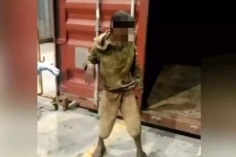 Choi tron tim trong thung container, cau be bi dua ra nuoc ngoai