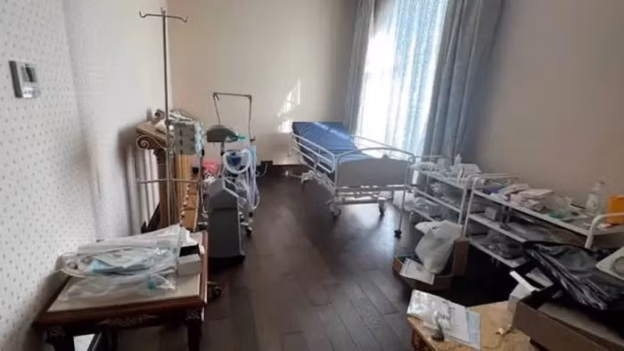 Phòng y tế bên trong dinh thự riêng của ông trùm Wagner được trang bị đầy đủ các thiết bị y tế cần thiết để sử dụng trong trường hợp cần chăm sóc đặc biệt như máy thở, máy tạo oxy.