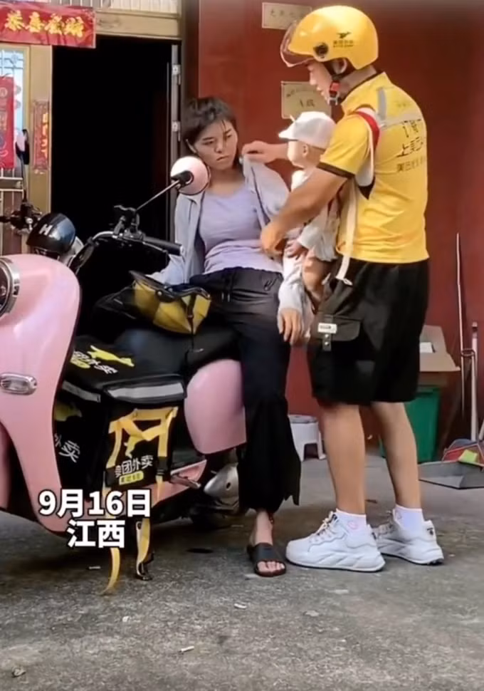 Cam dong cau chuyen cua nam shipper cho vo con cung di lam