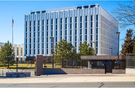 5. Washington DC, Mỹ: Đại sứ quán Nga tại Washington DC nằm ở khu vực Mount Alto trên Đại lộ Wisconsin. Khu vực đặt đại sứ quán hiện nay đã được chính phủ Liên Xô cho thuê trong 85 năm vào năm 1969. Đây được coi là một trong những đại sứ quán lớn và nổi bật nhất ở thủ đô Mỹ.