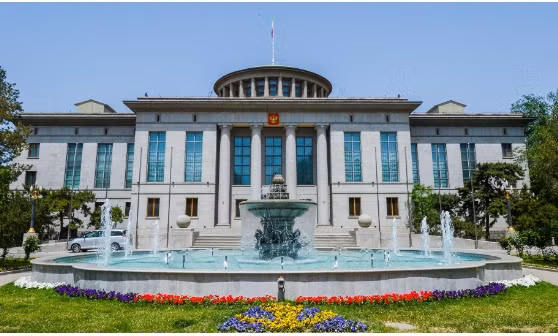10. Bắc Kinh, Trung Quốc: Đại sứ quán Nga tại Bắc Kinh là một trong những cơ quan đại diện ngoại giao lớn nhất trên thế giới về lãnh thổ. Nó chiếm một khu vực rộng 6 ha ở phía đông bắc Bắc Kinh, nơi có Phái đoàn Giáo hội Nga tại Trung Quốc từ năm 1716 đến năm 1956. Ngoài tòa nhà chính, khu phức hợp còn có một nhà thờ, một thư viện cổ, các tòa nhà dân cư, tòa nhà thương mại, trường học, sân bóng đá và sân tennis.