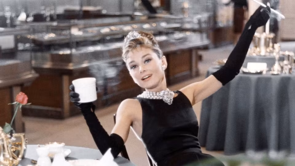 Mặc sang chảnh với váy đen nhỏ huyền thoại của Audrey Hepburn Mac sang chanh voi vay den nho huyen thoai cua Audrey Hepburn