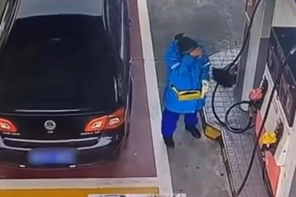 Nu nhan vien cay xang bat khoc vi hanh dong cua tai xe Mercedes